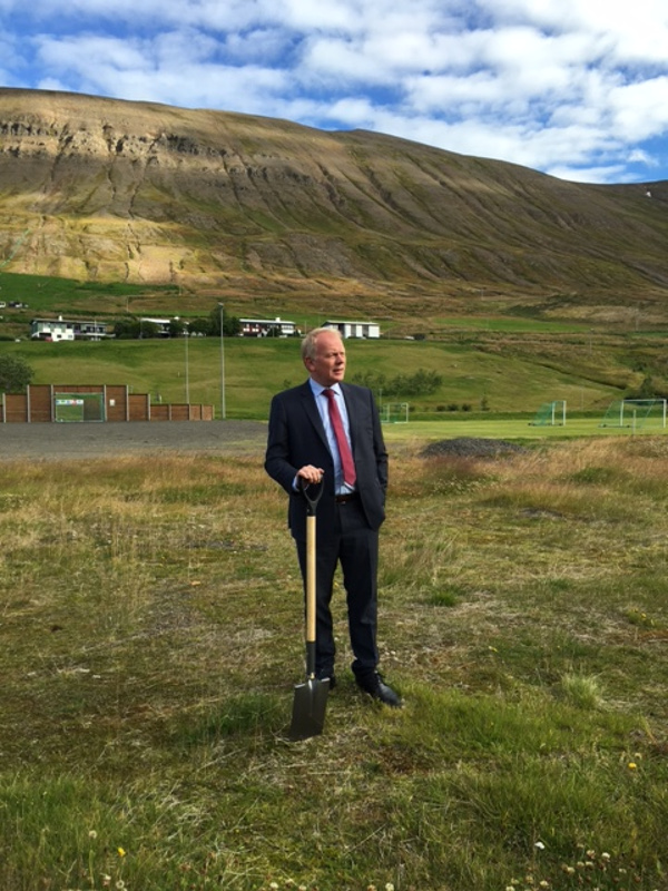 Illugi Gunnarsson við skóflustungu