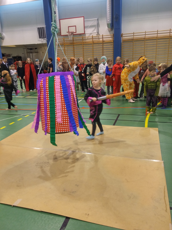 Kötturinn sleginn úr tunnunni á Öskudegi 2016 Kötturinn sleginn úr tunnunni á Öskudegi 2016