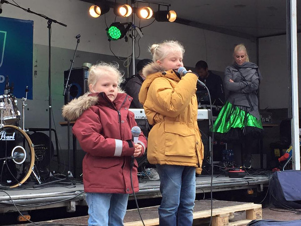 Söngvakeppni Sigurbjörg Svandís Guttormsdóttir 6 ára og Ragnhildur Sigurlaug Guttormsdóttir 9 ára frá Sauðárkróki sigruðu söngvakeppnina.