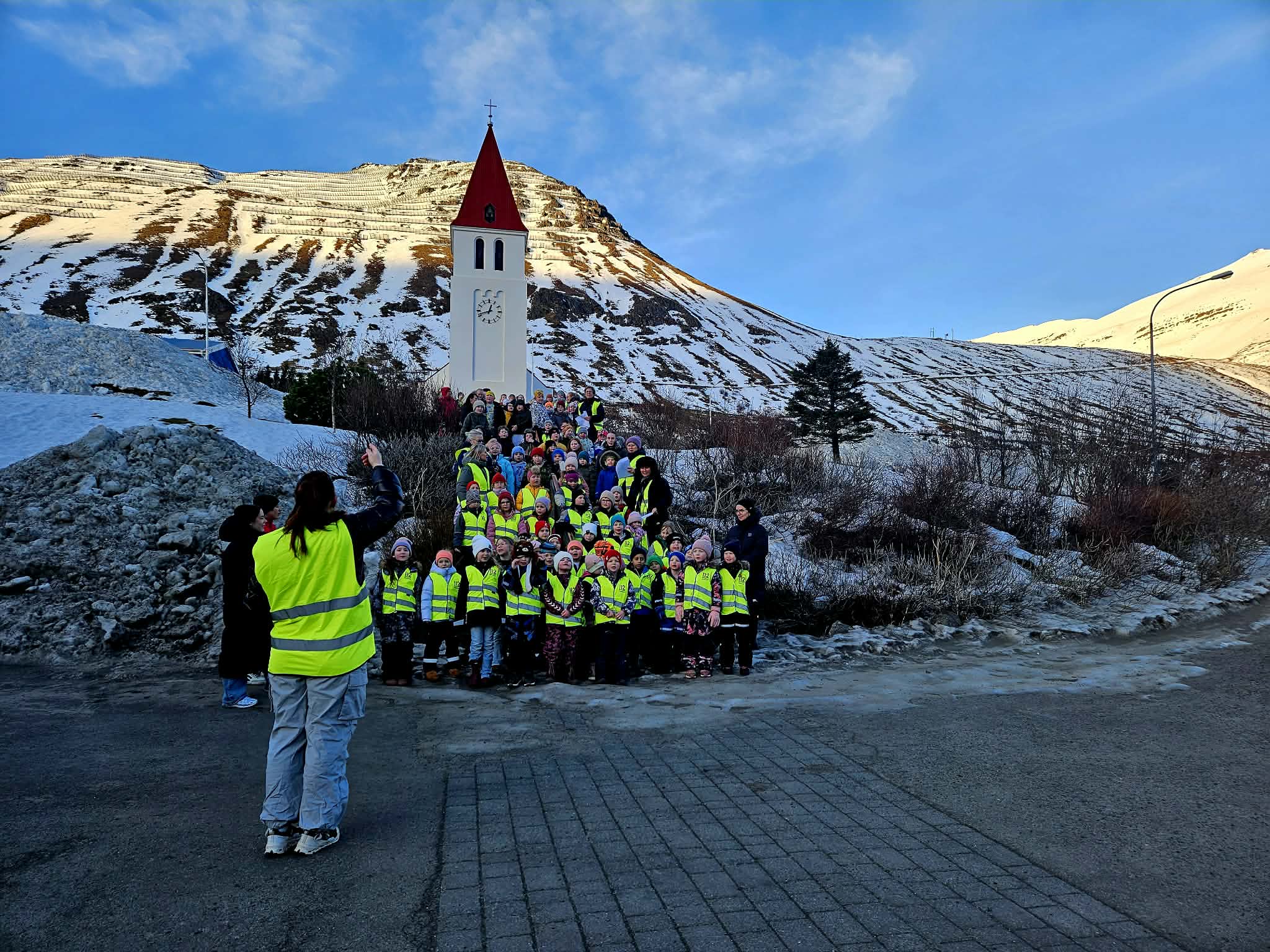 1.-5. bekkur Grunnskóla Fjallabyggðar ásamt starfsfólki.