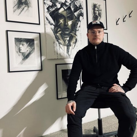 Ástþór Árnason við nokkrar mynda sinna