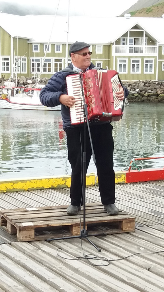 Stúlli með nikkuna