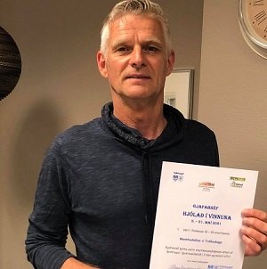 Þórarinn Hannesson veitti gjafabréfinu viðtöku
