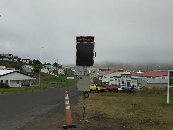 Hraðaskilti við bæjardyrnar