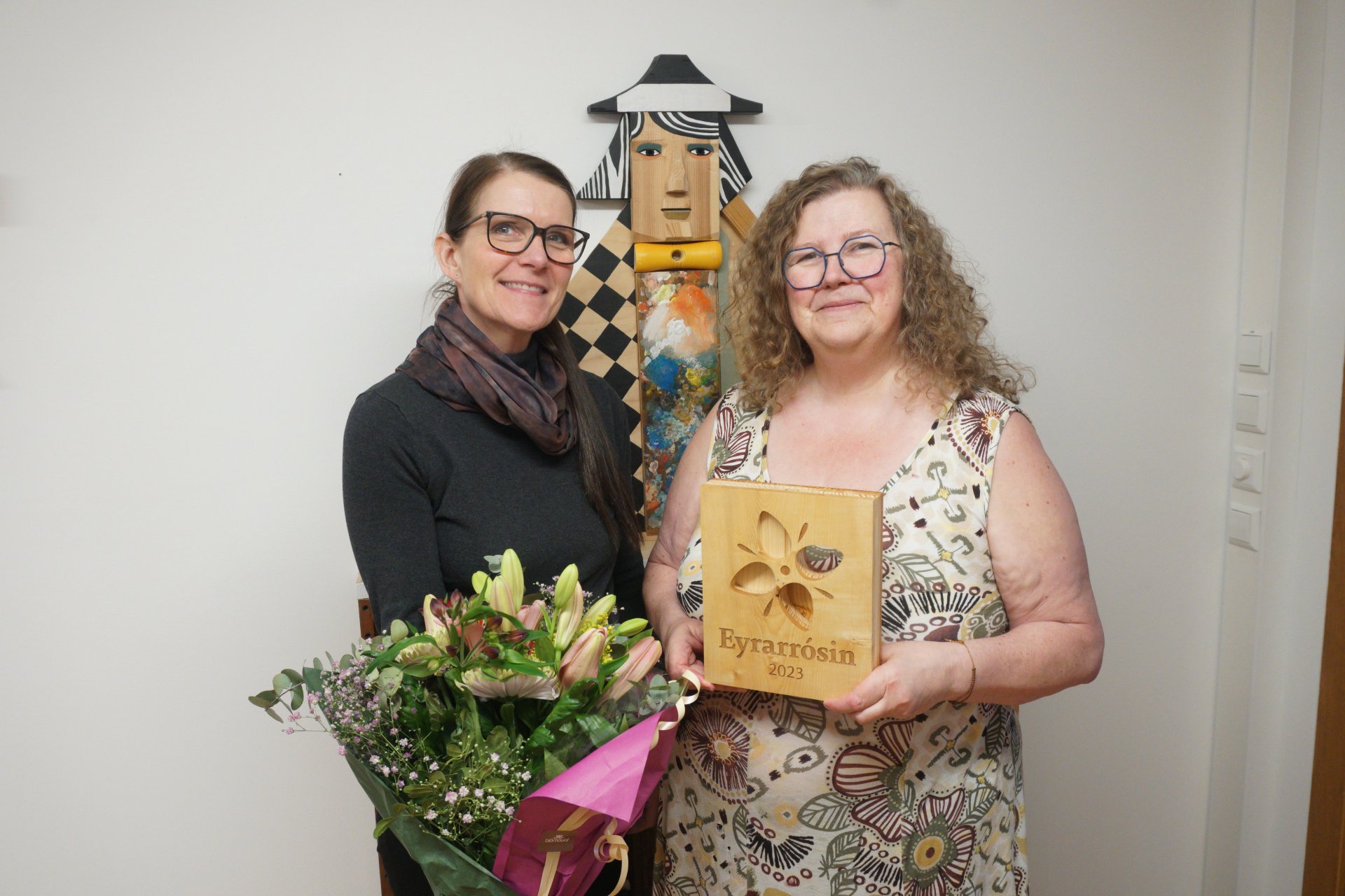 Eyrarrósarhafinn Aðalheiður S. Eysteinsdóttir ásamt markaðs- og menningarfulltrúa Lindu Leu Bogadóttur