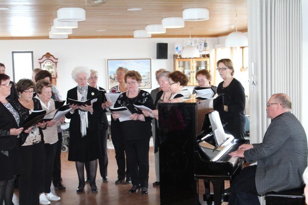 Kór eldri borgara í Fjallabyggð söng fyrir gesti
