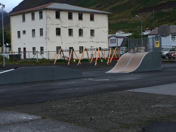 Frá skólalóð grunnskólans við Norðurgötu