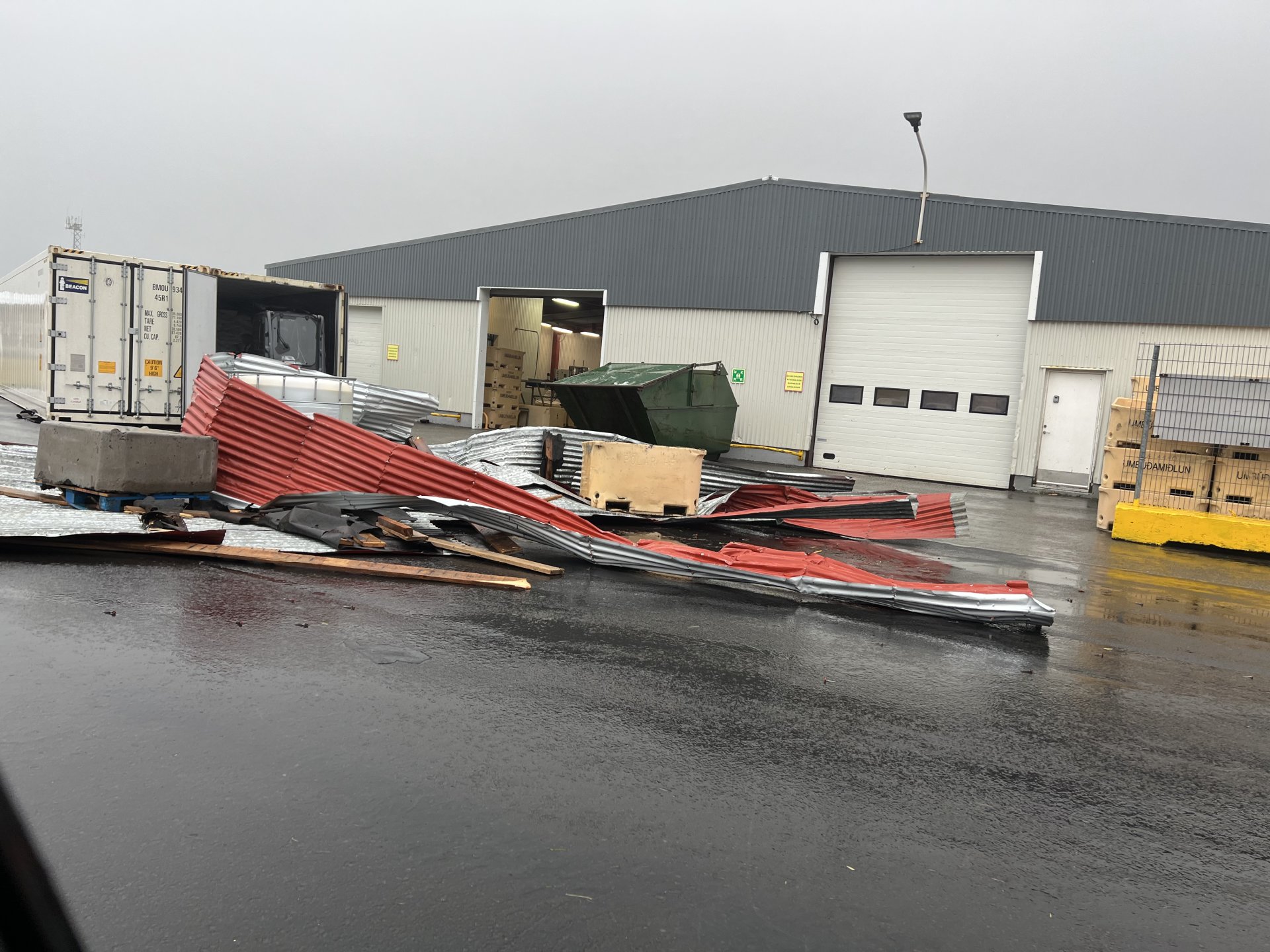 Mikið tjón hefur orðið í þeirri norðaustan átt sem nú gengur yfir Siglufjörð.