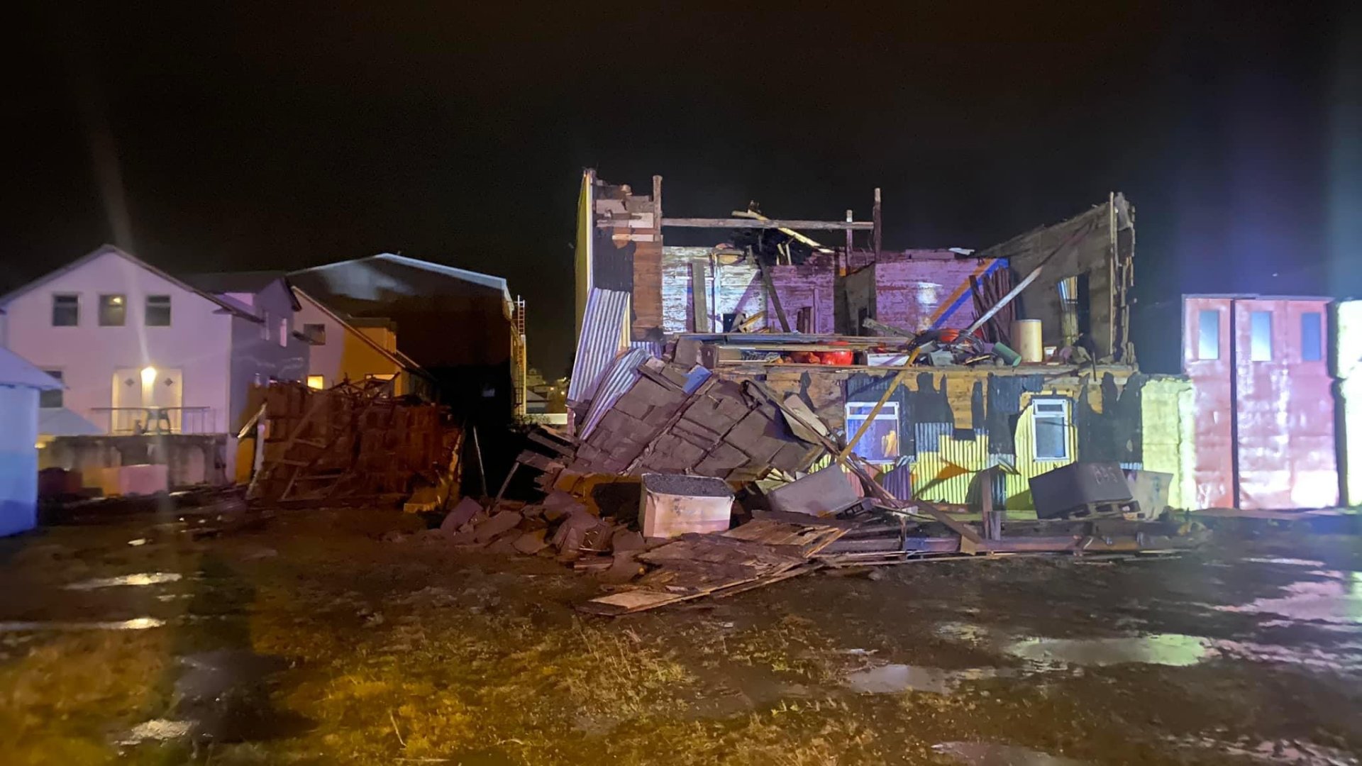 Hús við Aðalgötu á Siglufirði ónýtt eftir ofsaveður 