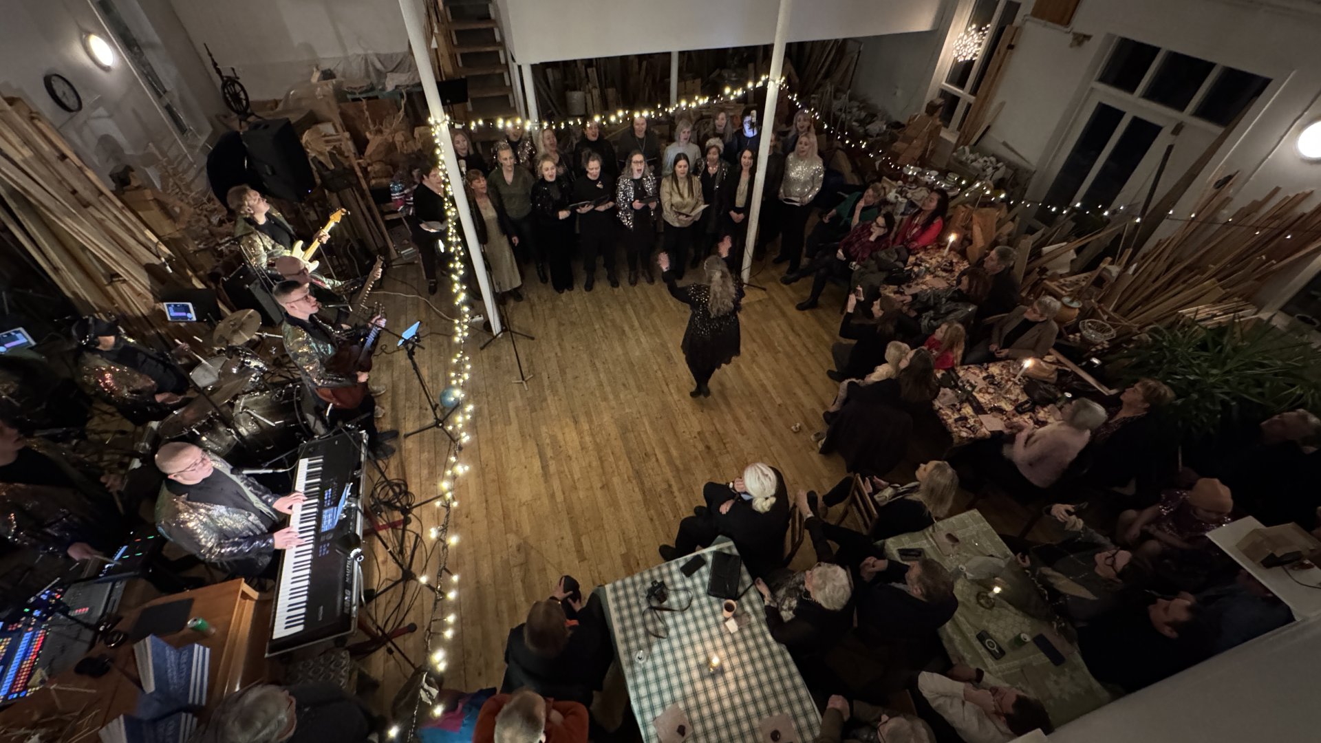 Ástarpungarnir og kvennarkórinn Hytturnar tóku lagið saman.