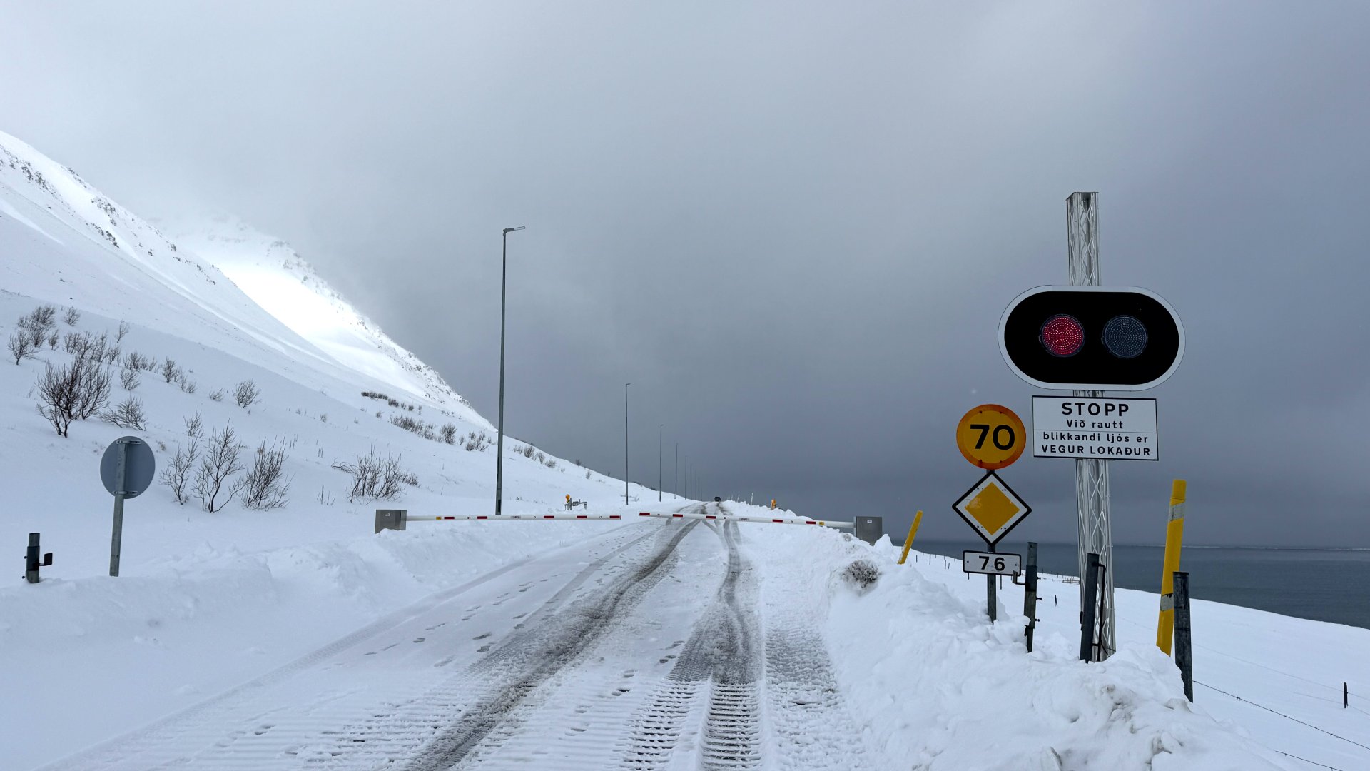 Mynd tekin á dögunum við lokun á Siglufjarðarvegi í átt að Strákagöngum.