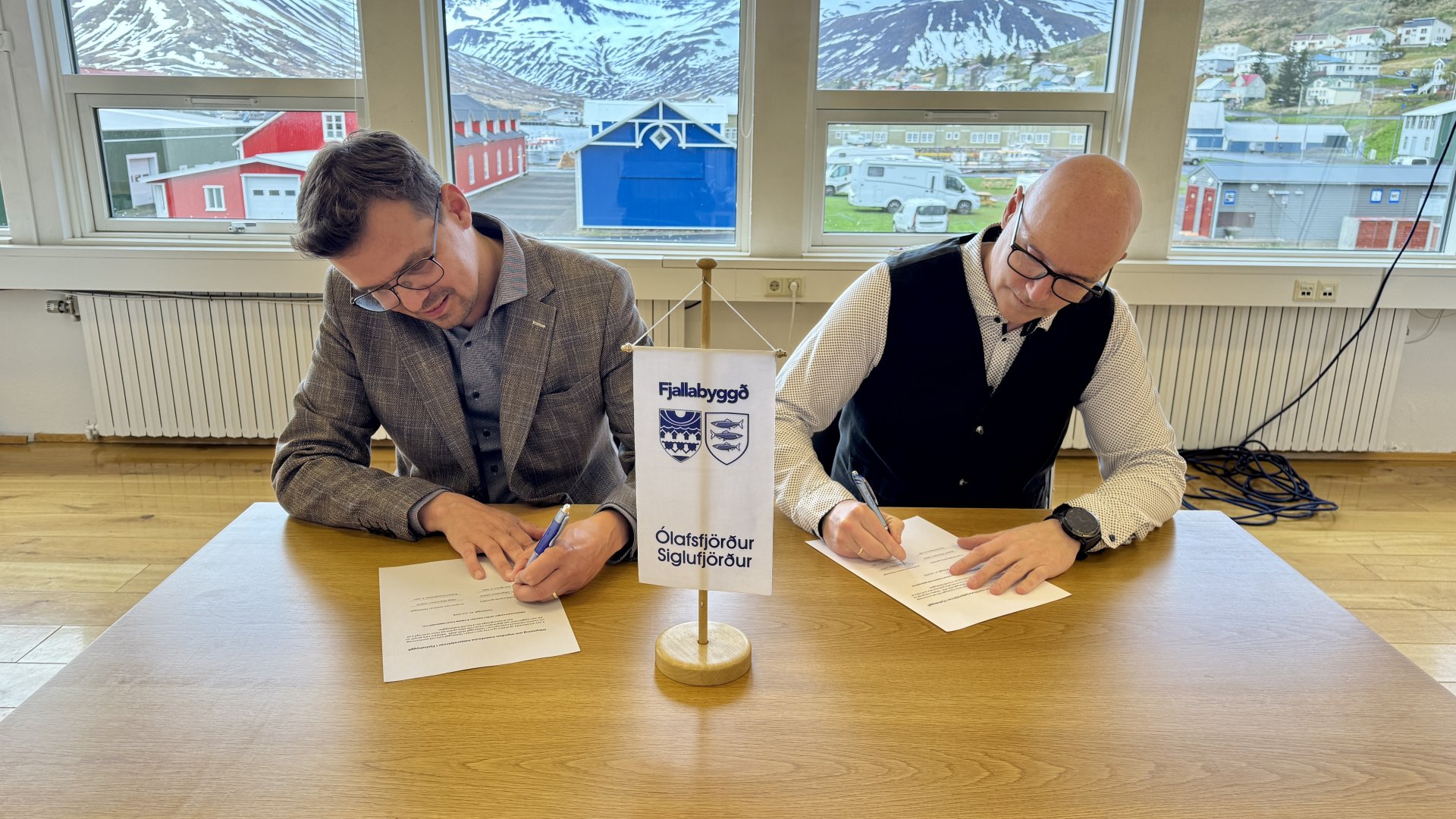 Jóhann K. Jóhannsson, oddviti S-lista Jafnaðarmanna og óháðra í Fjallabyggð og Helgi Jóhannsson, oddviti H-listans fyrir heildina í Fjallabyggðar við undirritun meirihlutasamstarfs.