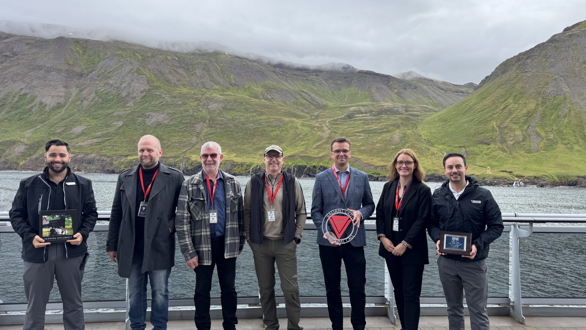 Fulltrúar Fjallabyggðar og starfsmenn í áhöfn Valiant Lady við merkjaskipti um borð í skipinu í gær.