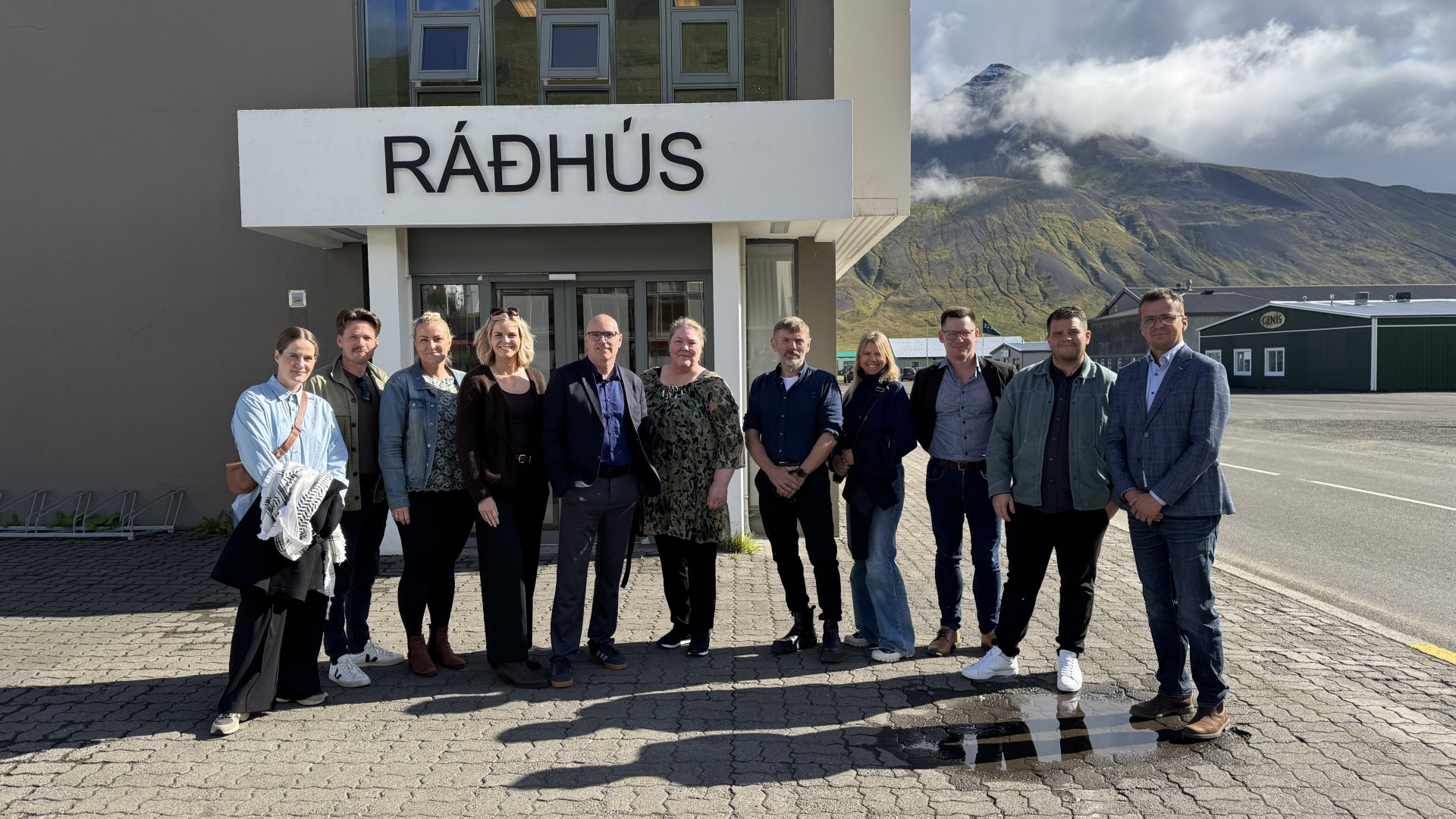 Bæjarfulltrúar í bæjarstjórn Akureyrarbæjar og Fjallabyggðar við Ráðhús Fjallabyggðar á föstudag.