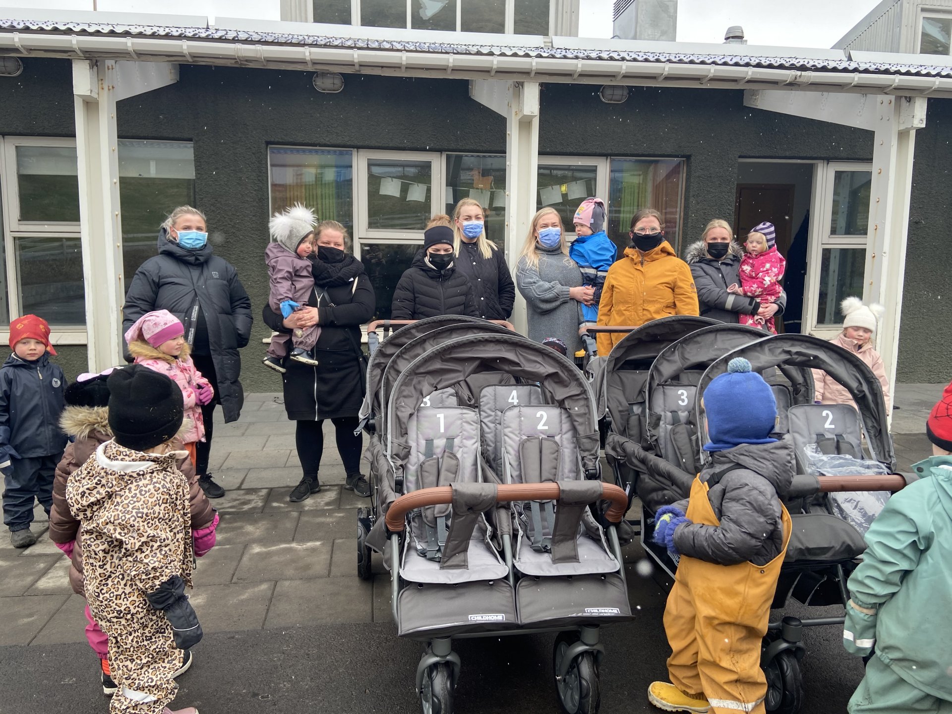 Foreldrafélag Leikskála með kerrurnar
