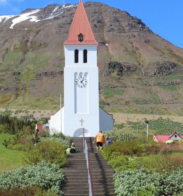 Gróðursett verður sunnan við kirkjutröppurnar