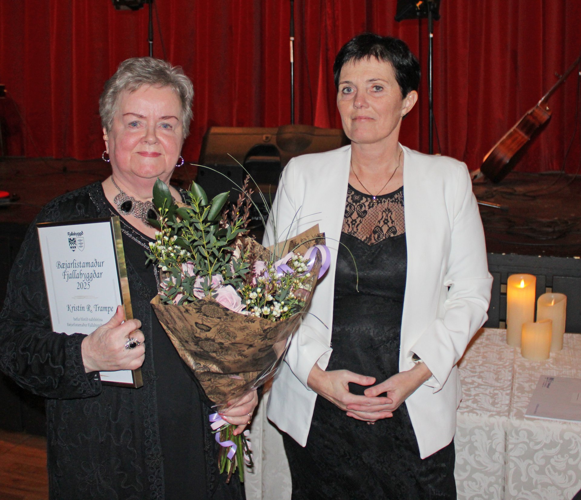 Kristín R. Trampe og Ríkey Sigurbjörnsdóttir, deildarstjóri fræðslu-, frístunda- og menningarmála.
Myndina tók Albert Gunnlaugsson.