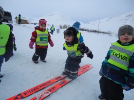 Í gönguferd dagsins fengu börnin á Leikhólum að fylgjast með skíðastökkvara æfa sig og sumir fengu að máta skíðin.