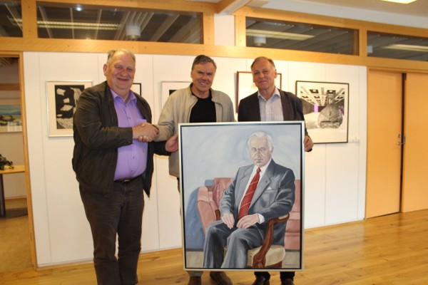 Gunnar I. Birgisson veitir gjöfinni viðtöku