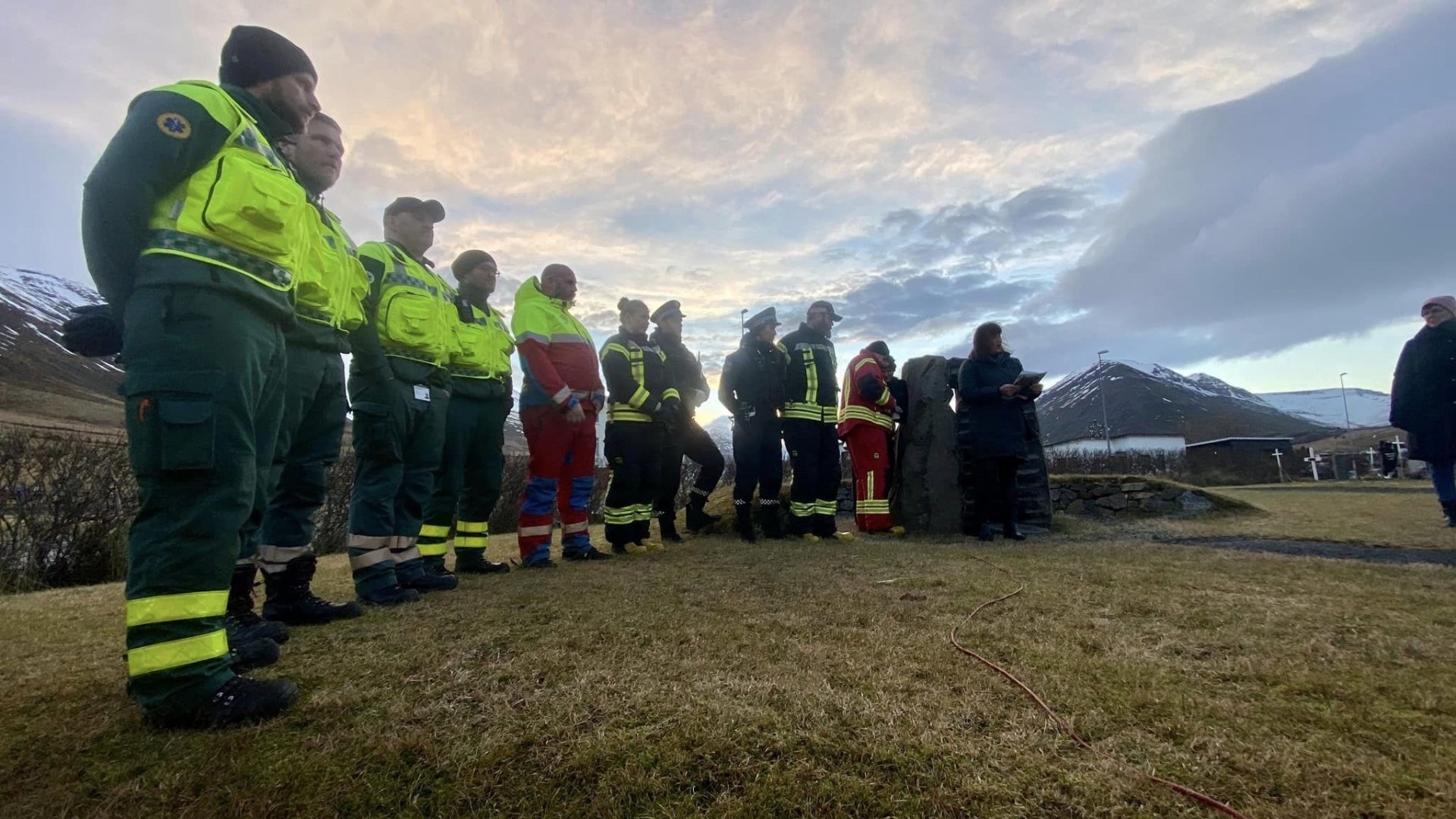 Við Minningarsteininn í kirkjugarði Ólafsfjarðar
Mynd: Slökkvilið Fjallabyggðar