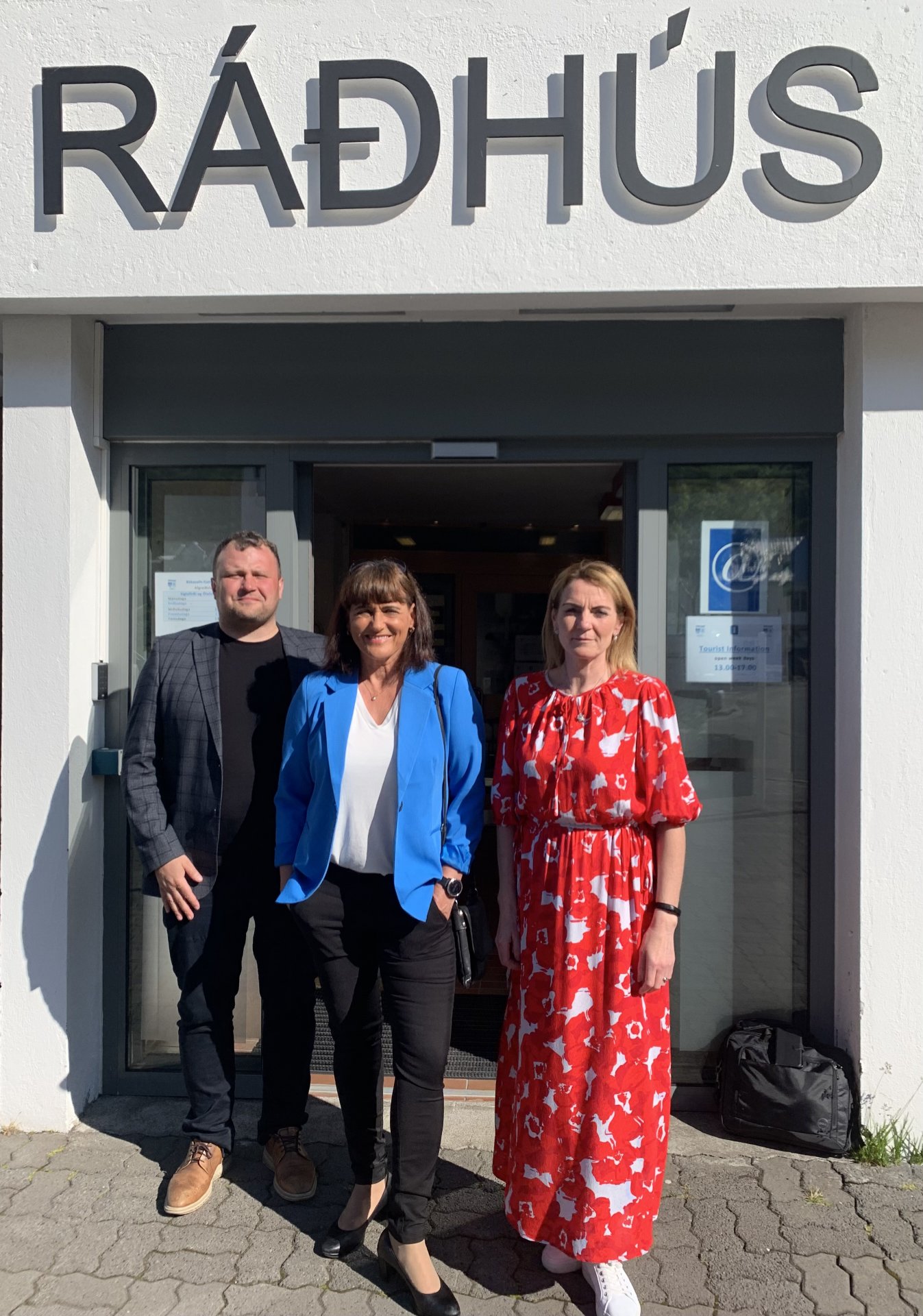 Guðjón M. Ólafsson, formaður bæjarráðs, Sigríður Ingvarsdóttir, bæjarstjóri og S. Guðrún Hauksdóttir, forseti bæjarstjórnar 