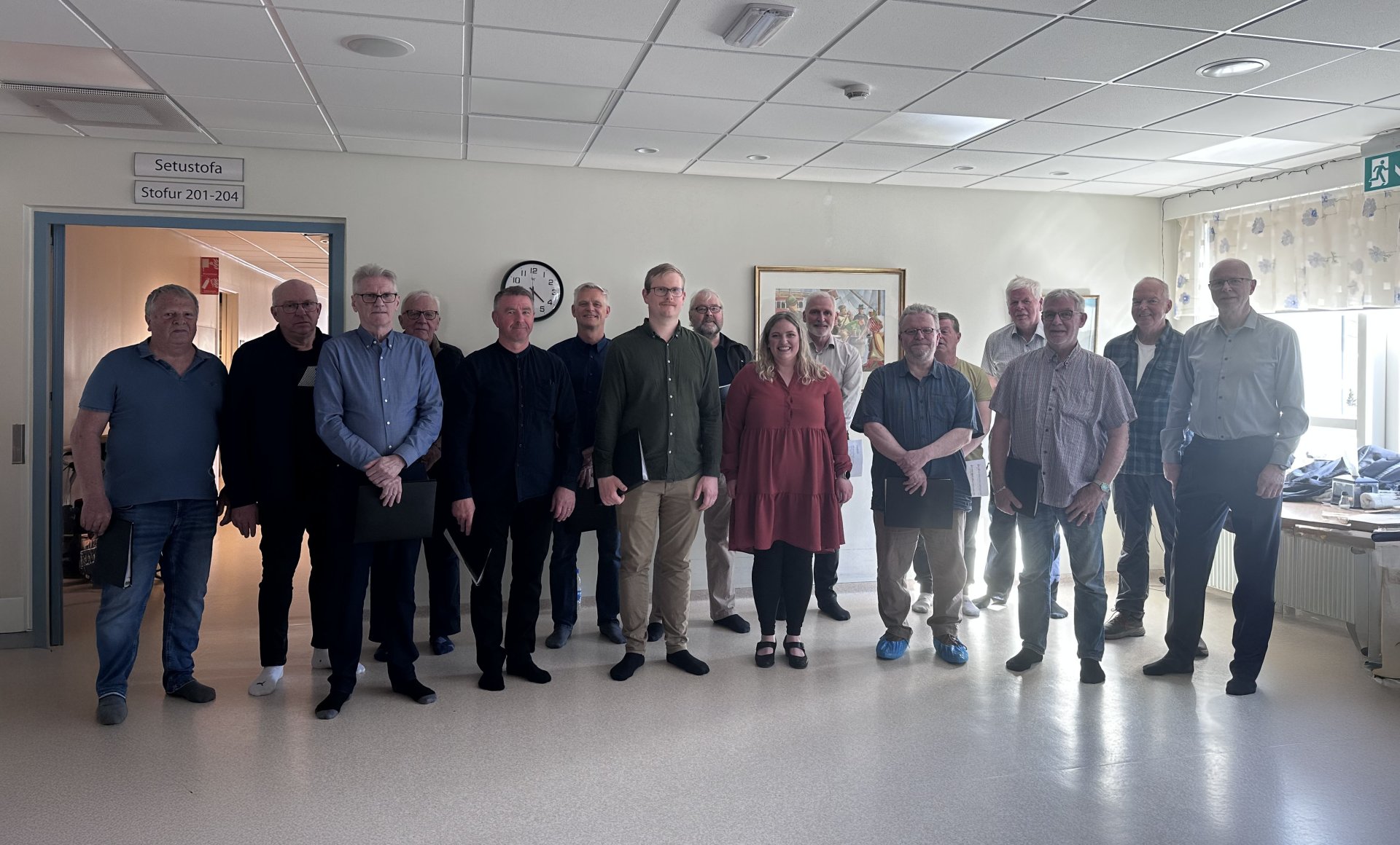Karlakór Fjallabyggðar og kórstjórinn Edda Björk Jónsdóttir við tónleika á sjúkrahúsinu á Siglufirði. Salurinn var þétt setinn og stemningin einstaklega hlýleg.