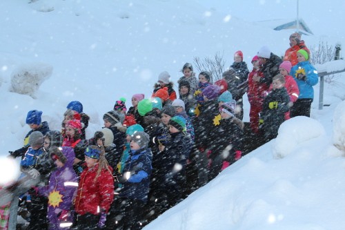 Sungið á tröppum Siglufjaðarkirkju